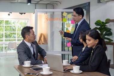 Modern ofis iç çalışma Asya iş adamları