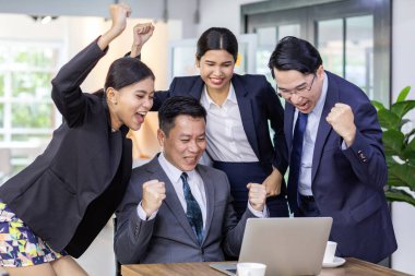 Modern ofis iç çalışma Asya iş adamları