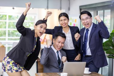 Modern ofis iç çalışma Asya iş adamları