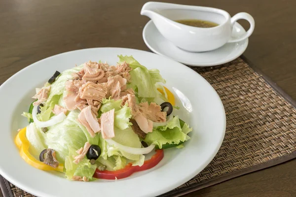 Färsk Tonfisksallad Med Tonfiskdressing — Stockfoto