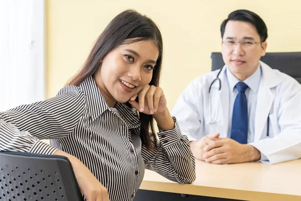 Portret Van Jonge Volwassen Vrouwelijke Patiënt Met Achtergrond Van Doctor — Stockfoto