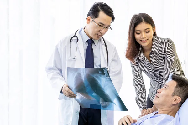 Doctor Explaining Ray Results Senior Patient His Relative — Stock Photo, Image