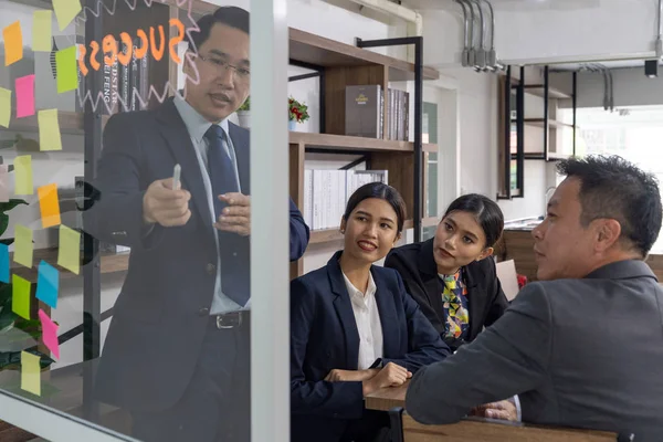 モダンなオフィスのインテリアで働くアジア ビジネス人々 — ストック写真