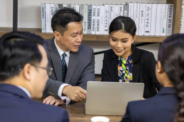 Gente Negocios Asiáticos Trabajando Interior Moderno Oficina —  Fotos de Stock