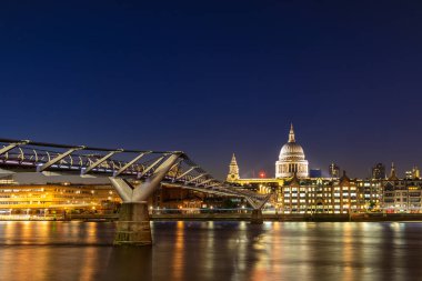Londra İngiltere'de millennium Köprüsü günbatımı twilight ile Saint Paul Katedrali. 