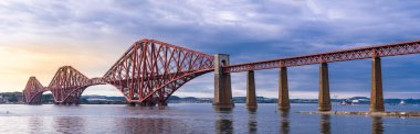 Dördüncü köprü, UNESCO dünya mirası alan Edinburgh İskoçya 'daki demiryolu köprüsü.