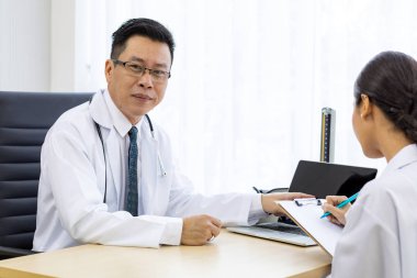 Hastanede iki Doktor hastanın Tanıla tartışmak