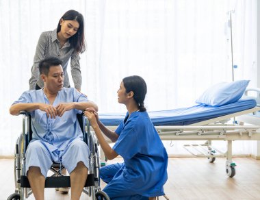 Fiziksel terapist açıklamak tedavi yöntemi üst düzey hastaya ve göreli