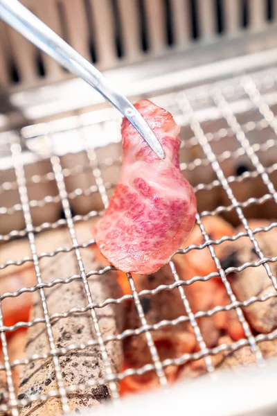 Grelhado Japonês Wagyu Premium Carne Yakiniku Com Carvão Quente Vermelho — Fotografia de Stock