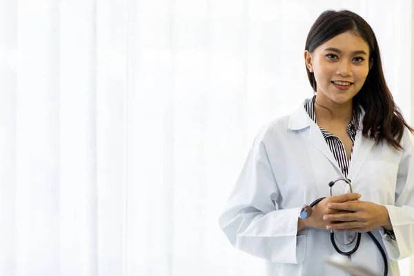 Retrato Una Joven Doctora Con Paciente Consultorio Médico Sala Examen — Foto de Stock