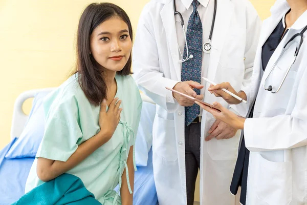 Paziente Felice Dopo Che Medici Spiegano Sua Situazione Salute — Foto Stock