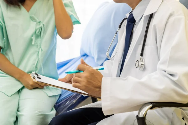 Médico Explicando Método Tratamiento Paciente Hospitalizado — Foto de Stock