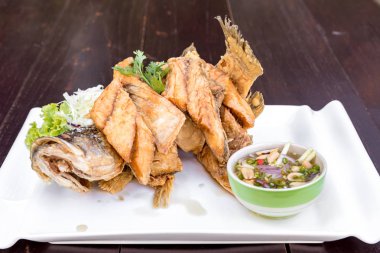 Baharatlı mango soslu balık soslu kızarmış levrek