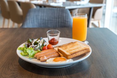 Kahvaltı sosis kızarmış yumurta ve portakal suyu ile ayarla