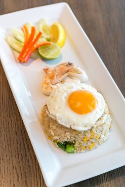 Deniz ürünleri kızarmış pilav kızarmış yumurta ile kalamar ve karides top ile