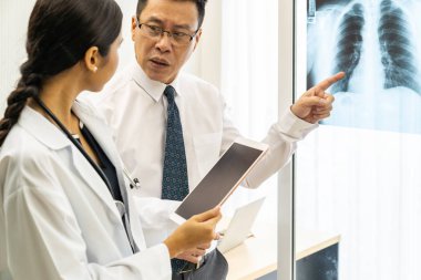 Profesyonel doktorlar tartışma tıbbi ofis hastanede Röntgen sonucu hakkında