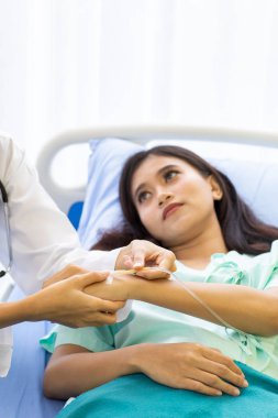 Kadın Doktor hastanede hasta için serum fizyolojik bir tüp hazırlanıyor