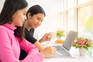 Kafe toplantı sırasında dizüstü bilgisayarda çalışan serbest