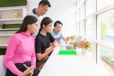 Serbest çalışma toplantı ve kredi kartı ile