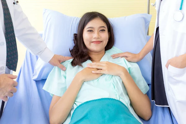 Portrait Female Patient Relaxing Smile Bed Hospital Ward — Stock Photo, Image