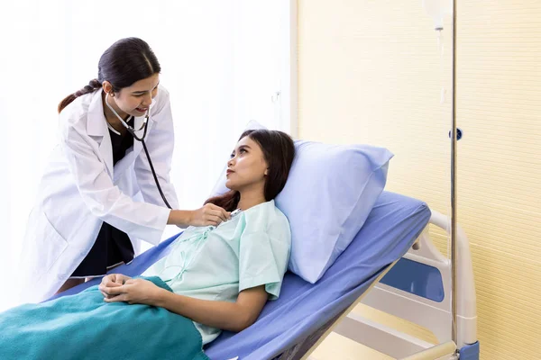 Asian Doctor Make Routine Health Check Patient Hospital Ward — Stock Photo, Image