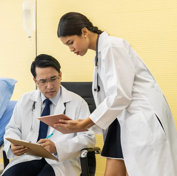 Twee Aziatische Artsen Maken Discussie Terwijl Routine Gezondheid Neem Contact — Stockfoto