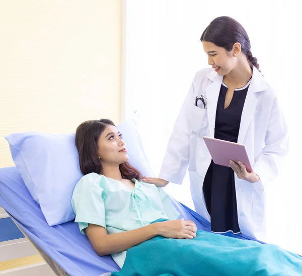 Asian Doctor Make Routine Health Check Patient Hospital Ward Using — Stock Photo, Image