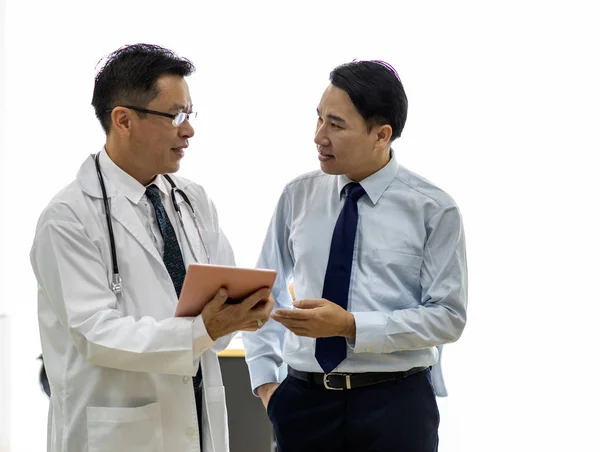 医生用平板电脑向病人解释治疗方法 — 图库照片