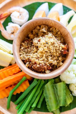 Nam phrik, çeşitli sebzeler, karides ve yumurta ile Tay chili Yapıştır. Tay geleneksel yemek mutfağı.