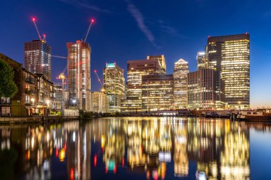 Canary Wharf adlı silüetini binalarda Londra İngiltere günbatımı alacakaranlık