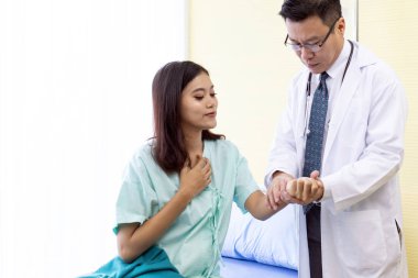 Asyalı doktor hasta hastane koğuşunda danışın rutin sağlık yapmak
