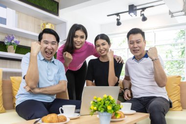 Serbest takım kafe toplantıda kendi başarısını kutlamak.