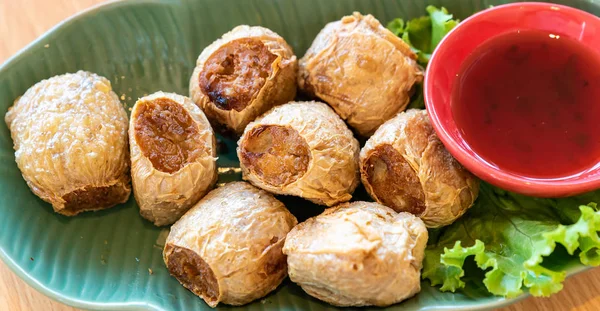 炸螃蟹肉卷 甜李子酱 在木桌上享用泰国街头美食和餐厅美食 用于网站横幅使用 — 图库照片