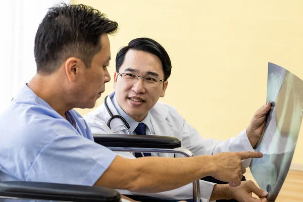 Doctor Explaining Ray Results Senior Patient His Relative — Stock Photo, Image