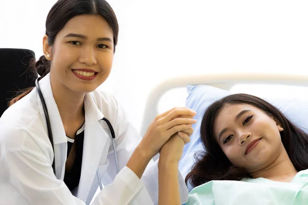 Médico Sosteniendo Las Manos Del Paciente Para Animar Paciente — Foto de Stock