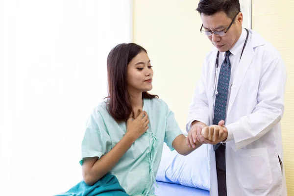 Asian Doctor Make Routine Health Check Patient Hospital Ward — Stock Photo, Image