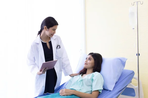 Asian Doctor Make Routine Health Check Patient Hospital Ward Using — Stock Photo, Image