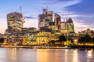 Londra şehir cityscape silueti ile Thames Nehri gün batımı gün batımında Londra İngiltere'de bina.