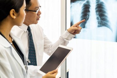 Profesyonel doktorlar tartışma tıbbi ofis hastanede Röntgen sonucu hakkında
