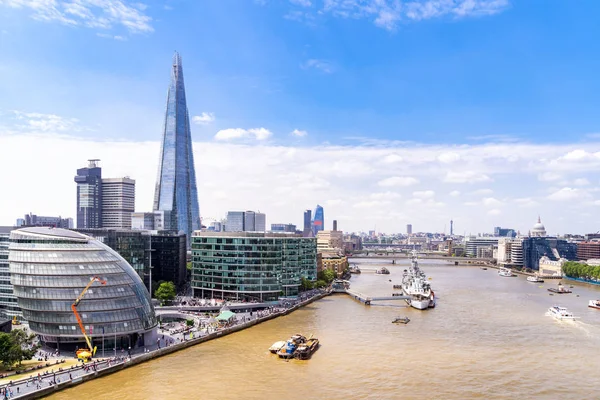 英国ロンドンでテムズ川とロンドン都心景観スカイライン — ストック写真