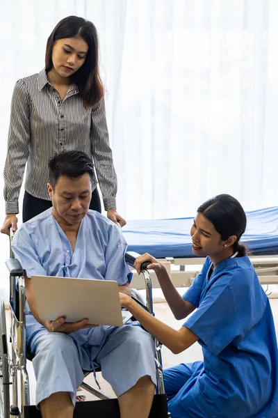 Physical Therapist Explain Treatment Method Senior Patient Relative Using Notebook — Stock Photo, Image