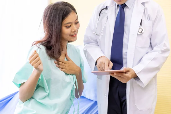 Patient Glad Doctors Explain Her Health Situation — Stock Photo, Image