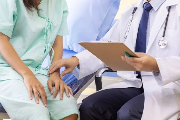 Médico Explicando Método Tratamiento Paciente Hospitalizado — Foto de Stock