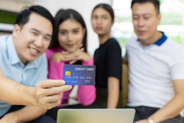 Junge Erwachsene Freiberufler Nutzen Kreditkarte Zum Bezahlen Café — Stockfoto