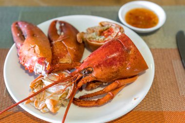 buz beyaz plaka üzerinde taze deniz ürünleri