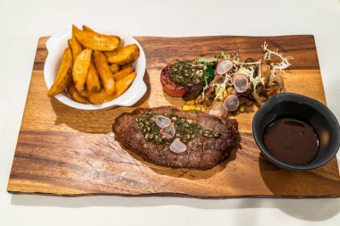 Kızarmış patates kama ile Avustralya Wagyu ızgara sığır eti ızgara tahıl beslenen