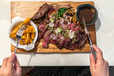 En iyi biftek görünümü ve çatal ve tablo bıçak el