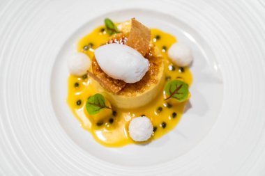 Çarkıfelek krem brulee beyaz plaka üzerinde