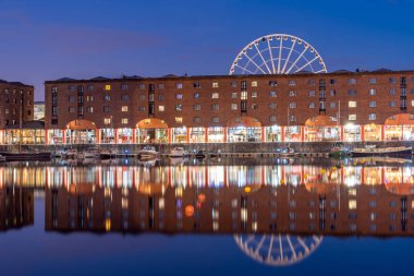 Unesco Dünya Mirası Royal Albert Dock Liverpool, Liverpool İngiltere'de İngiltere'de iskele baş panoramik günbatımı alacakaranlıkta.