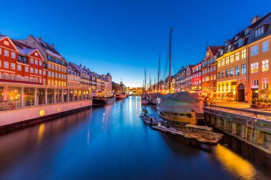 Kopenhag Nyhavn, Kopenhag 'ın yeni limanı, geceleyin Danimarka' da